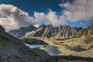 高山湖泊壮丽自然景观