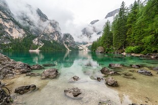 山间翠湖