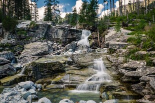 山间溪流瀑布自然美景