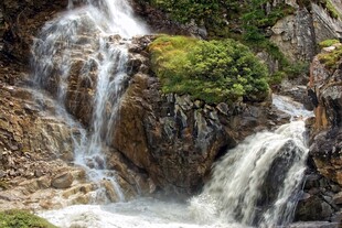 山间瀑布美景