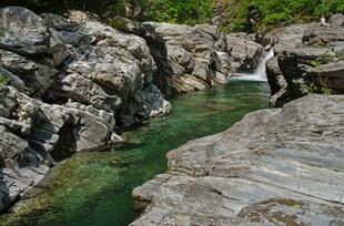 山间碧溪穿岩石美景