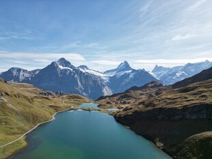 高山湖泊壮丽自然景观
