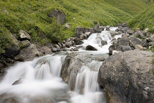 山间溪流潺潺