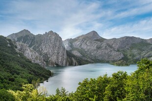 高山湖泊美景