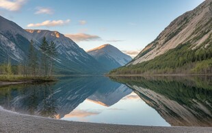 宁静山水间的绝美湖景