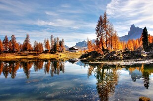 秋日湖畔山林美景