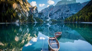 静谧湖景中的小船