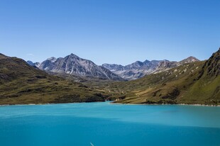 高山蓝湖绝美自然风光