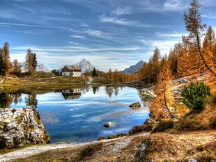 秋日湖畔美景
