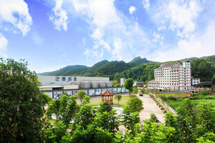 山间校园风景