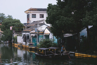 江南水乡临河民居风景