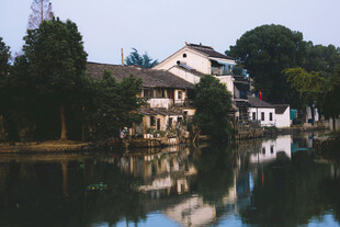 江南水乡湖畔古朴民居