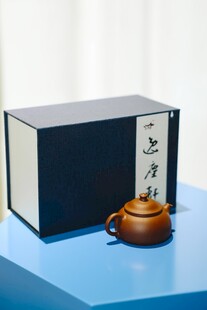 古朴茶壶与精致包装盒