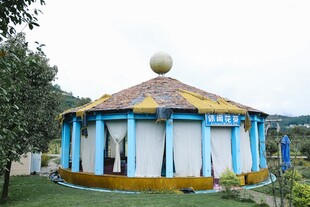 蓝色圆顶小屋