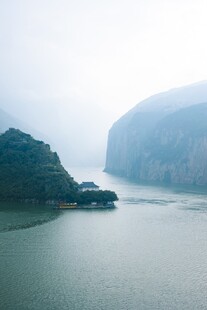 山水相依的静谧江景