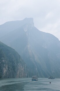 江上远山与行船景致