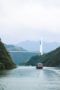 江上帆船行于青山之间