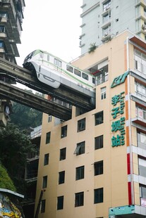 轻轨穿楼景象