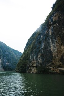 壮丽山水间的宁静江面