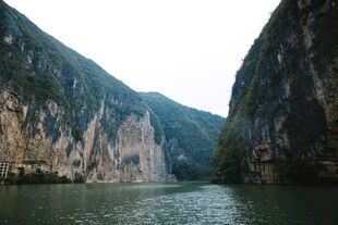 壮丽峡谷中的宁静水域