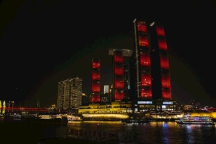 城市夜景中的璀璨高楼