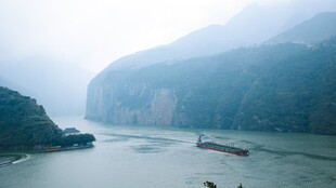 江上雾中山水美景