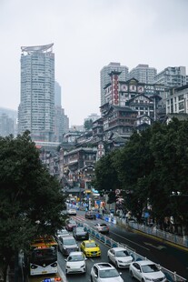 城市繁忙街道景象