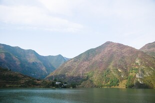 山水相依的秀丽湖景