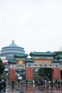 重庆人民大礼堂前热闹景象