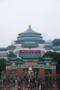 重庆人民大礼堂前热闹景象