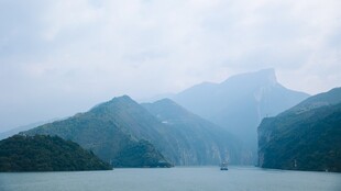 山水相依的静谧江景