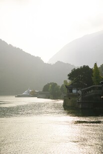 山水间的宁静江面
