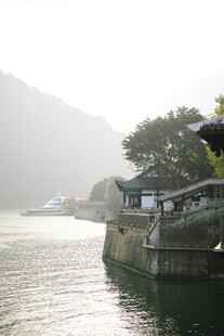 河畔古景