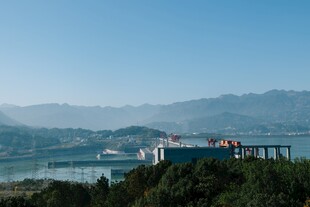 山顶观景台俯瞰山水风光