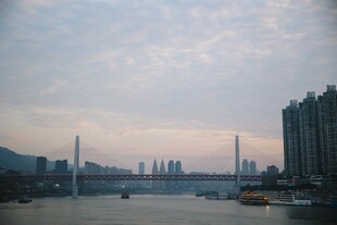 江边城市风光