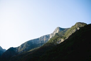 巍峨青山现于晴朗天空