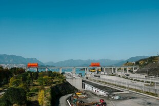 高架桥畔的壮丽山水风光