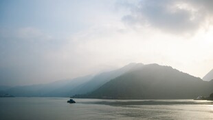 湖光山色中的孤舟美景