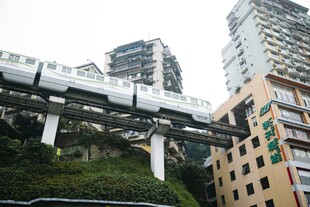 城市空中列车穿梭高楼间