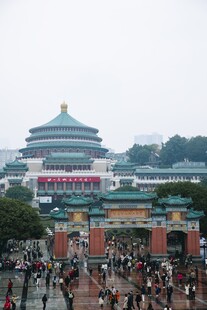 重庆人民大礼堂前热闹景象