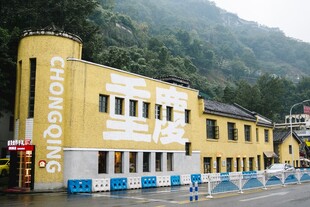 黄色建筑街边景