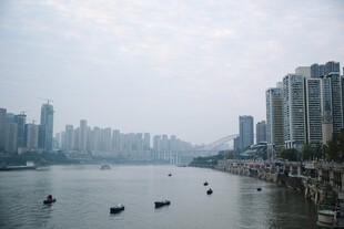 江边城市风光