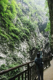 山间栈道游人赏绿意美景