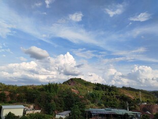 蓝天白云下的青山景致