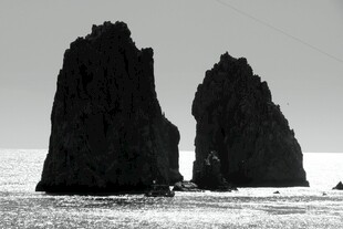 海边矗立的双座岩石