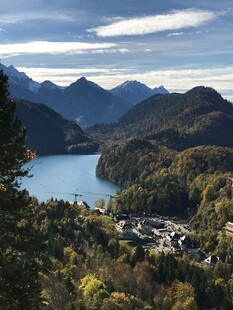 湖畔山林间的美丽景致