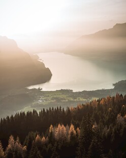 山间湖畔美景
