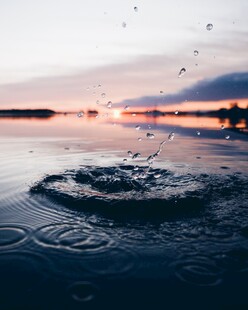 夕阳下湖面雨滴泛起涟漪