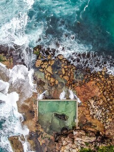 海岸边的天然海水泳池