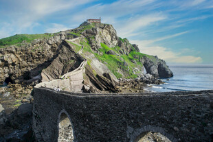 海岸边嶙峋岩石与壮美风景